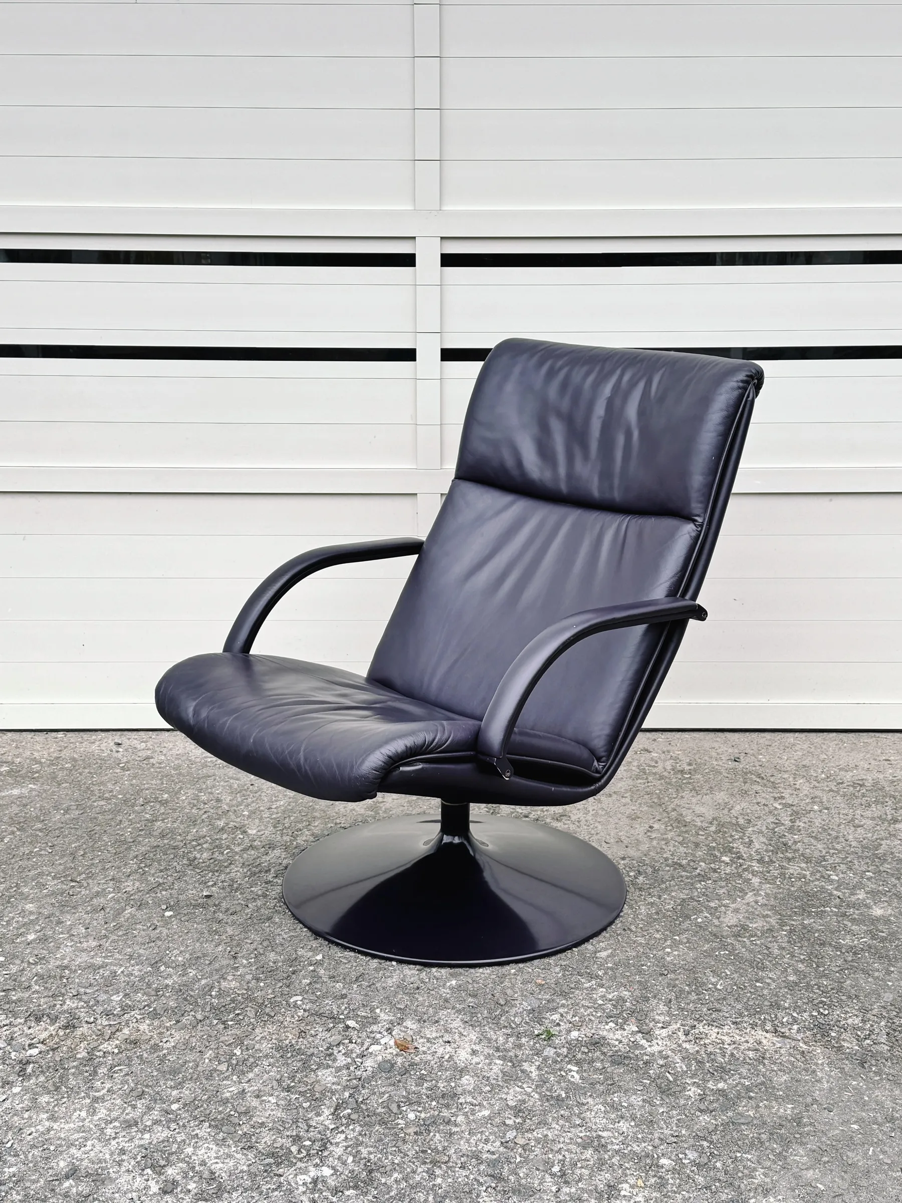 Artifort F142 Disc Base detail