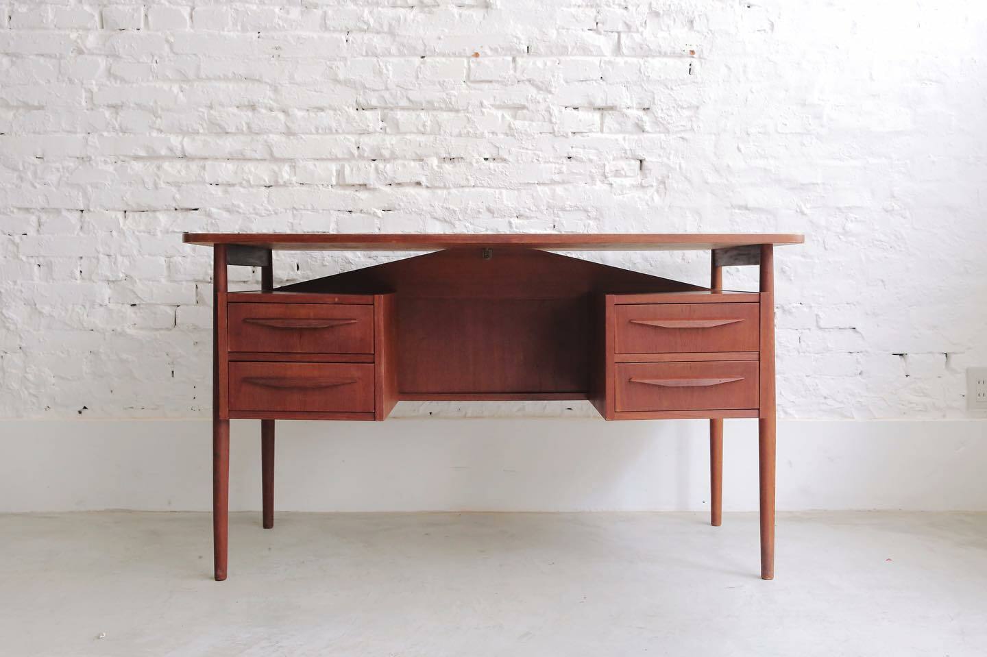 Tibergaard teak desk 丹麥柚木書桌– mid20thkiosk Tibergaard teak desk 丹麥柚木書桌– mid20thkiosk