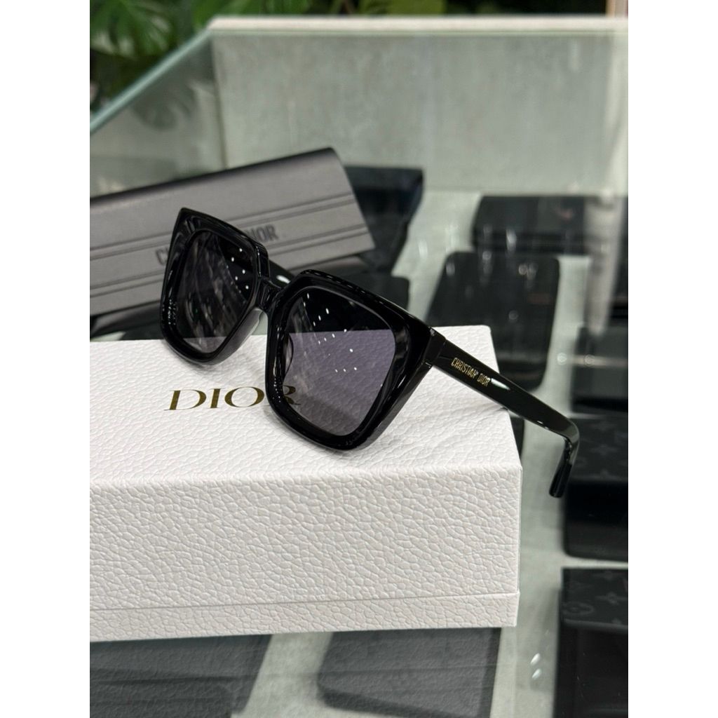 tw-11134207-820lf-mmxf2u8zx1c82c