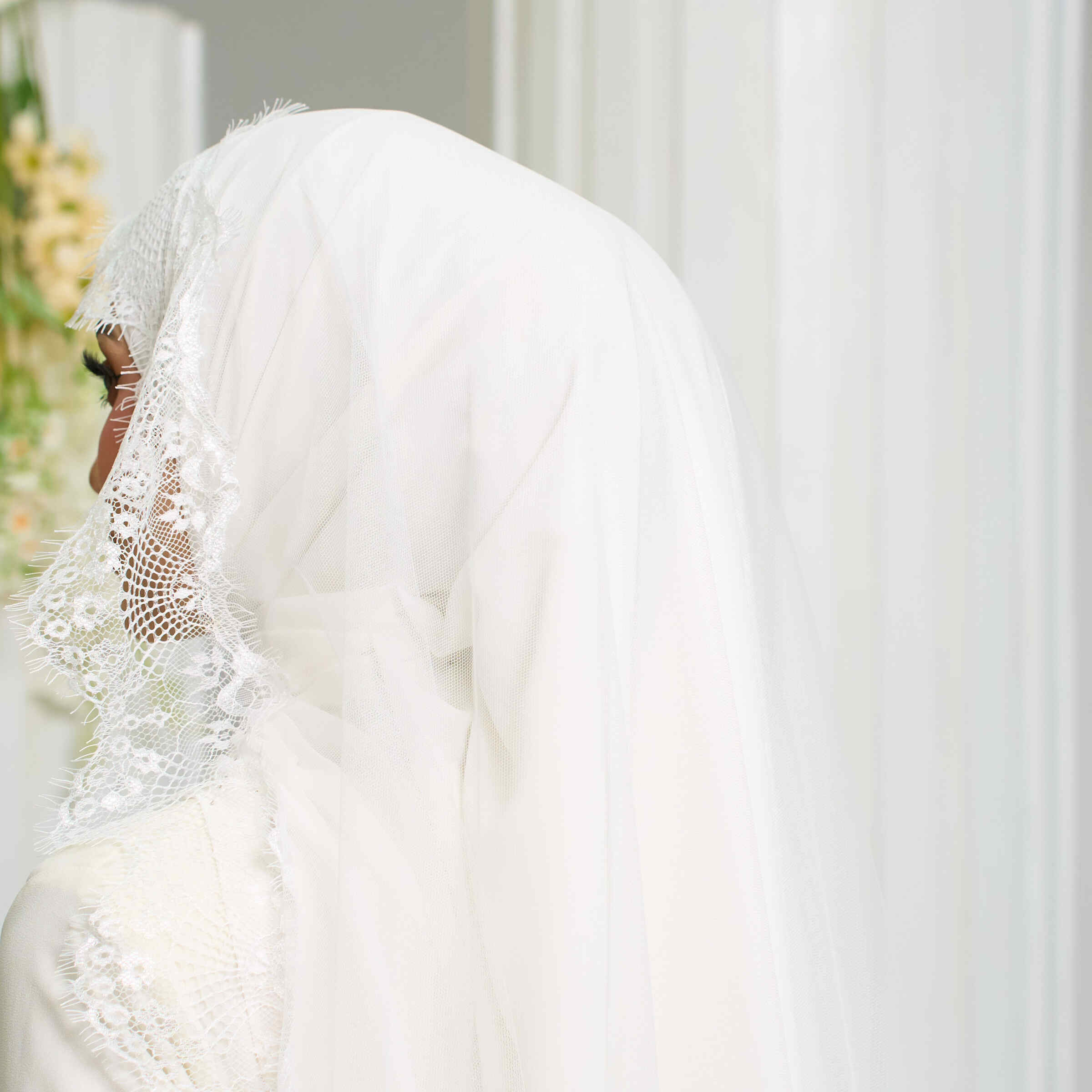 Dahlia French Veil in Off White