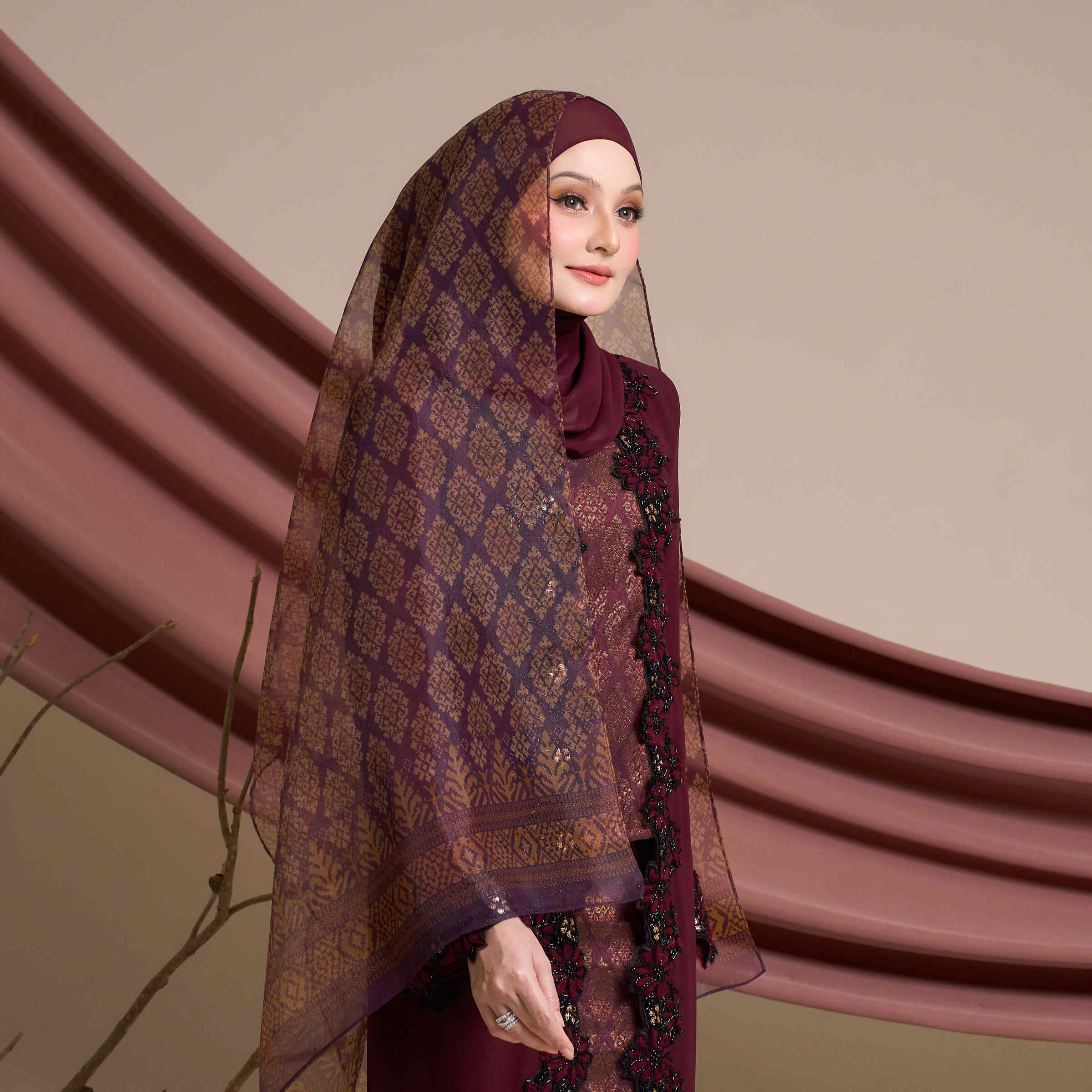 Selendang Suri in Burgundy