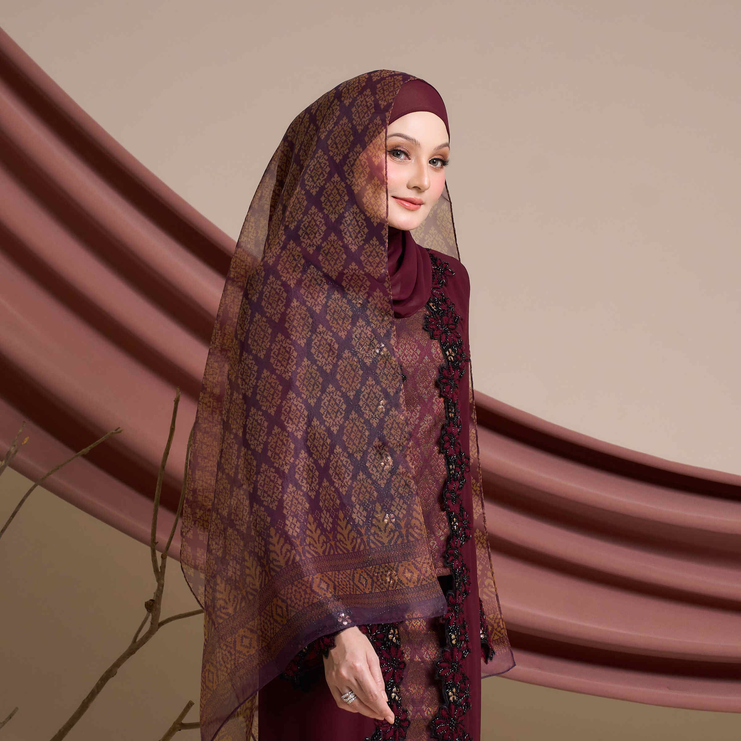 Selendang Suri in Burgundy