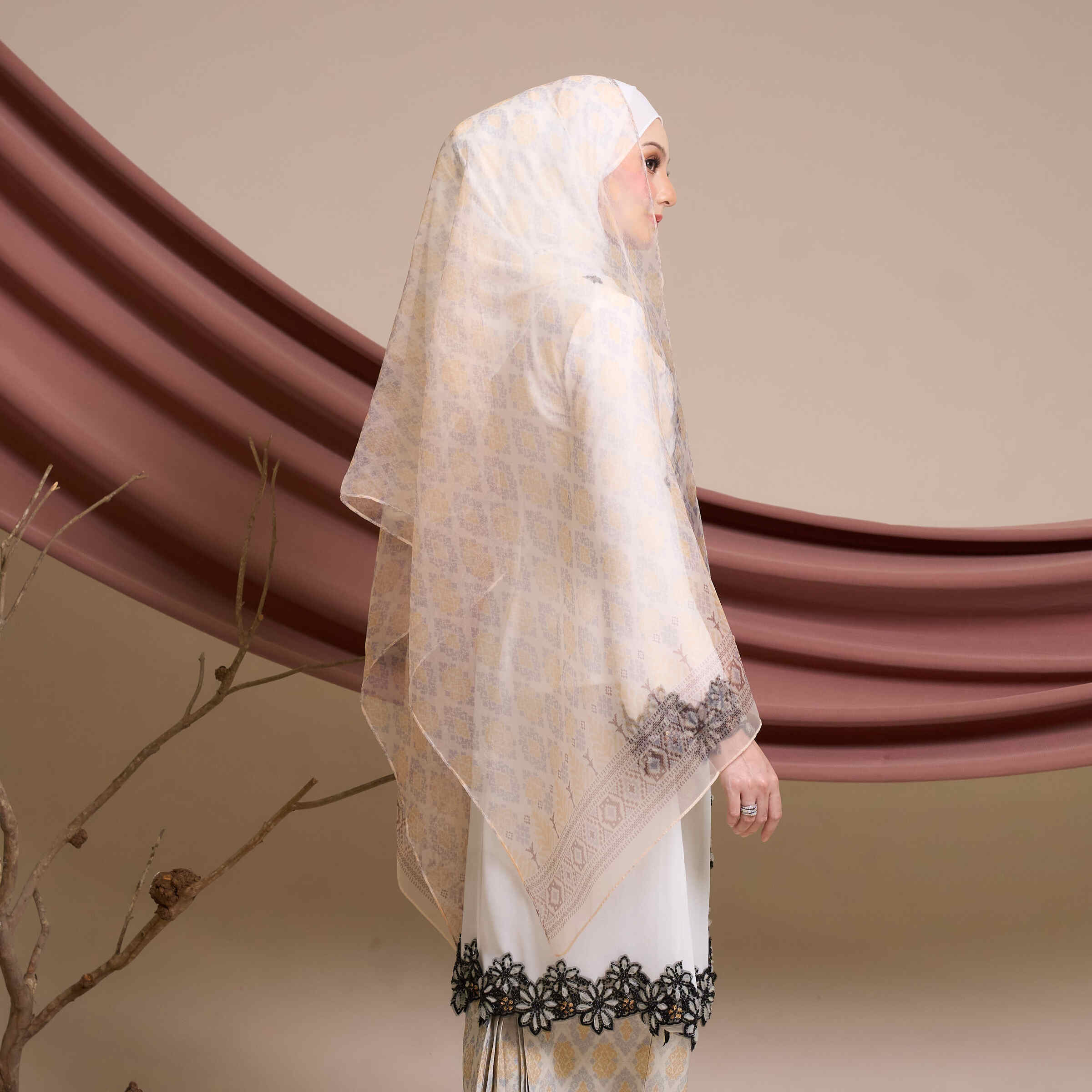 Selendang Suri in Off White