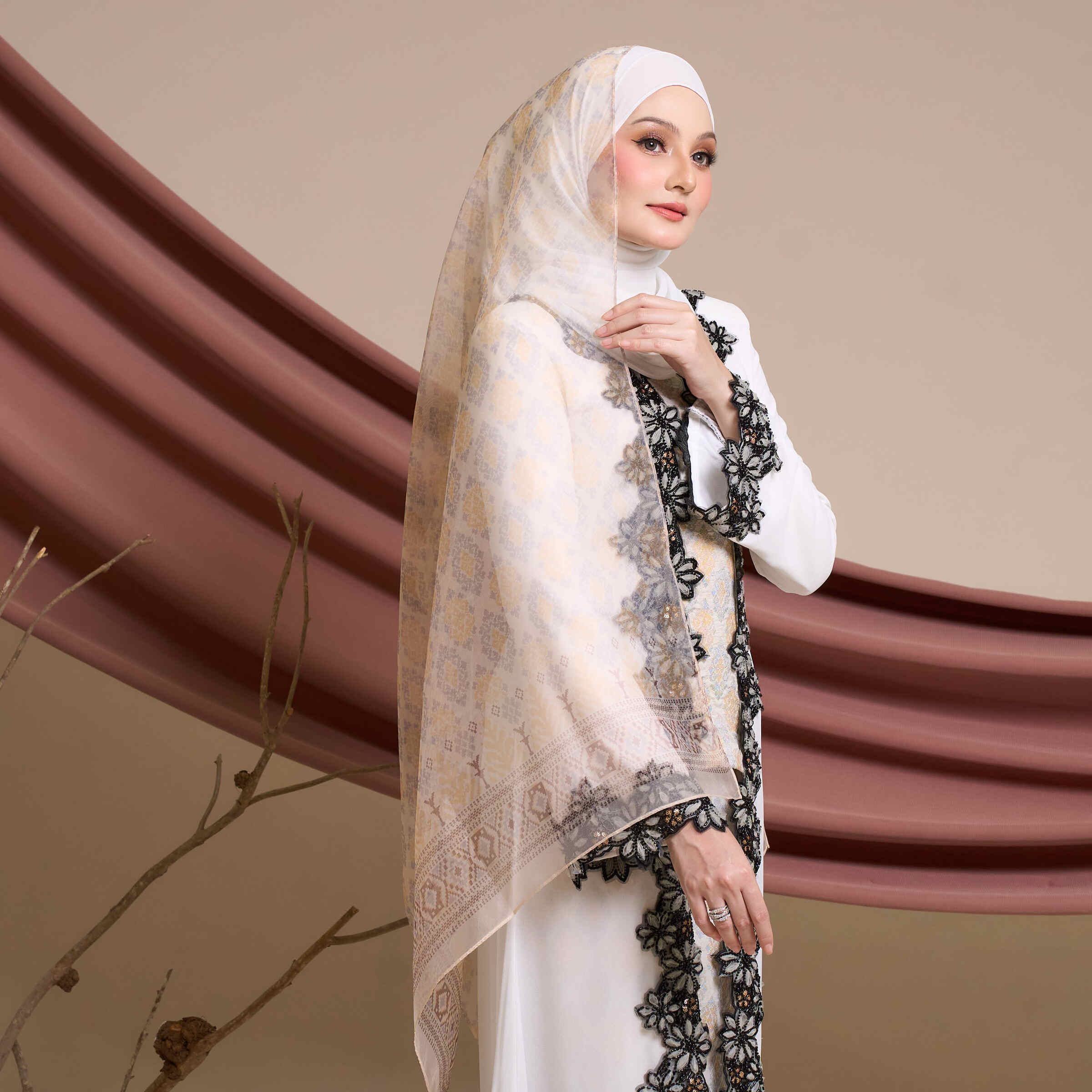 Selendang Suri in Off White