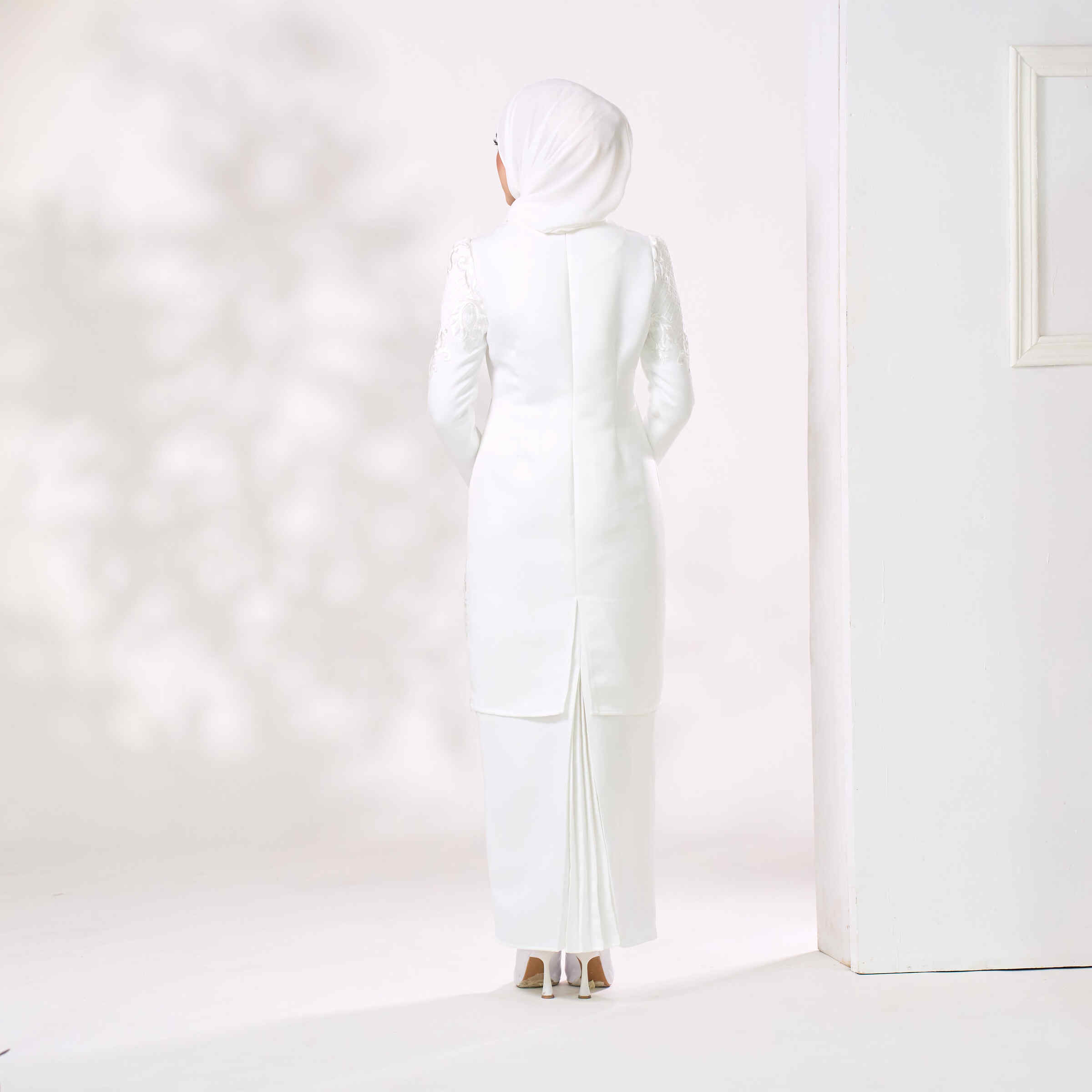 Aveline in White