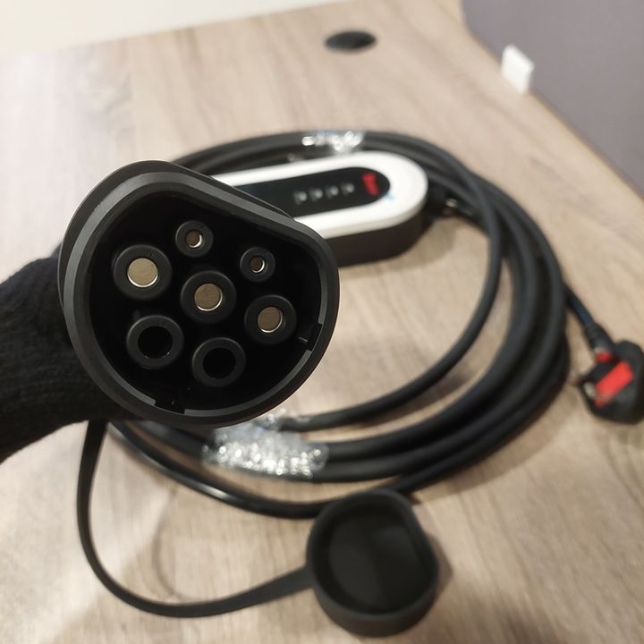 YEU13PA CHARGE c