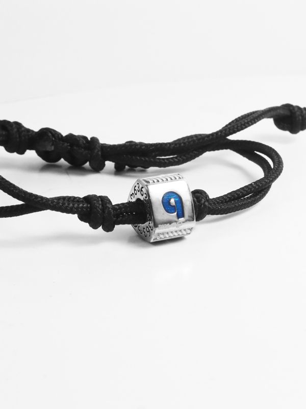 9 black string