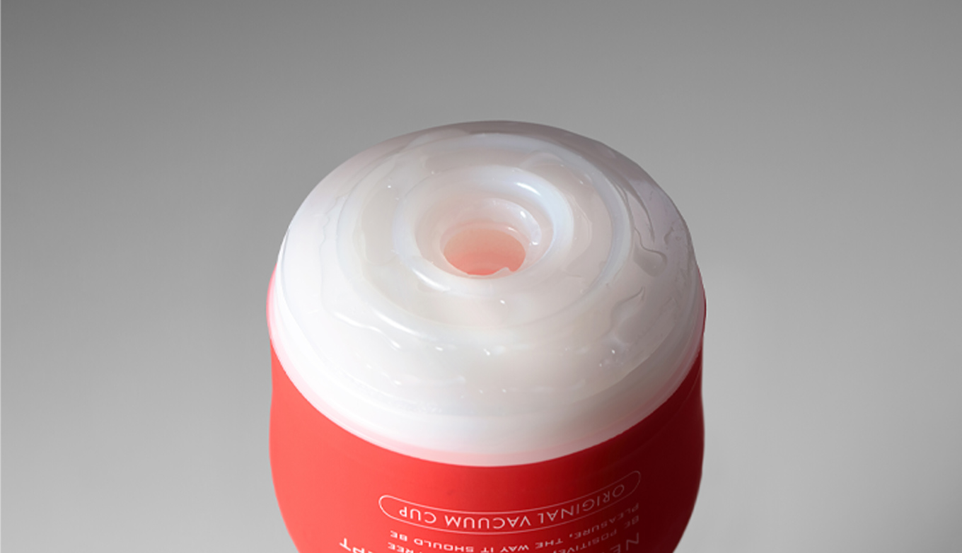 TENGA Original Vacuum Cup 入口特寫，展現潤滑矽膠材質與內部柔滑結構細節