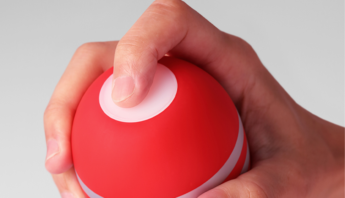 TENGA Original Vacuum Cup 操作示意，手指按壓氣孔控制吸力，提供擬真體驗感