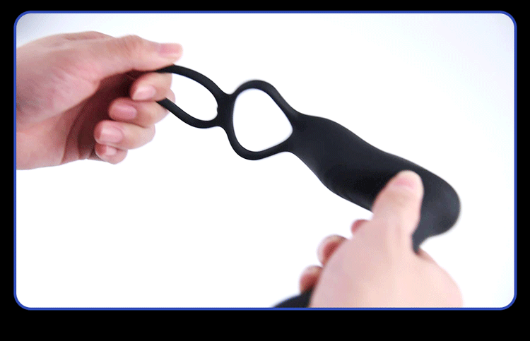 EROCOME 伊珞 X半人馬座前列腺按摩器 - 實機展示隨意彎折定型功能。柔軟矽膠包覆記憶龍骨，讓使用者能根據自身生理構造與偏好角度任意彎曲，完美貼合前列腺位置。