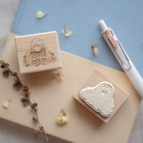 ReadingInSunflowerfield24_Stamp_02