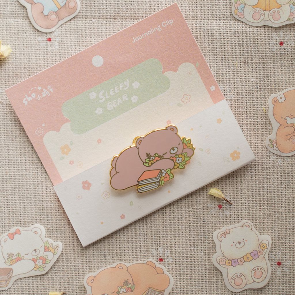 SleepyBear24_EnamelPin_01
