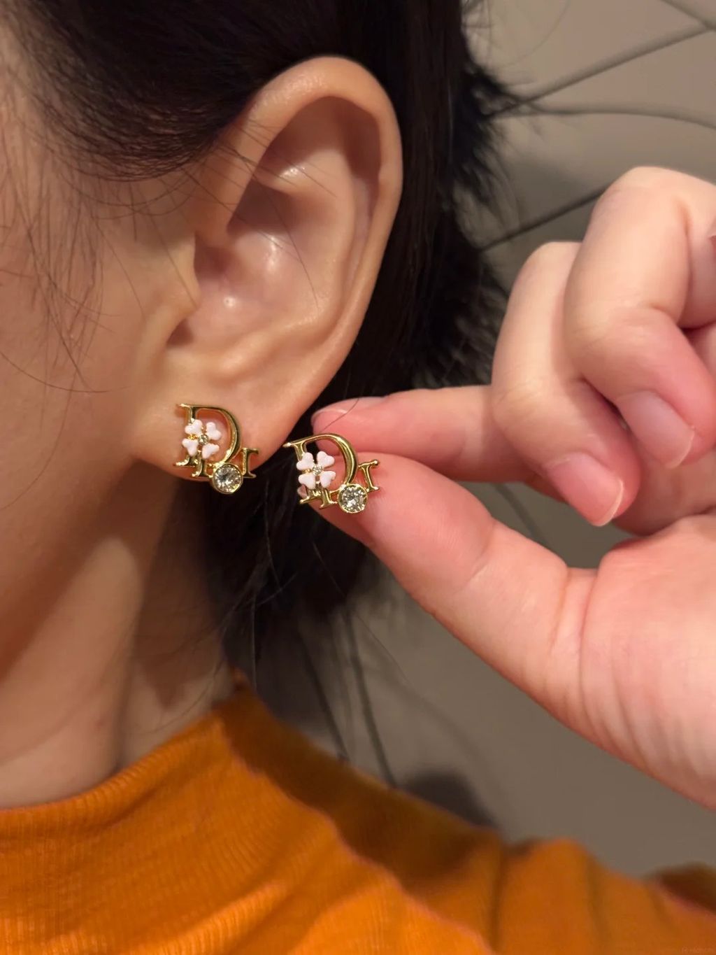 Dior26新品✨粉色🌸小耳钉💕戴出门被夸爆了_3_LunaryII99奢品_來自小紅書網頁版