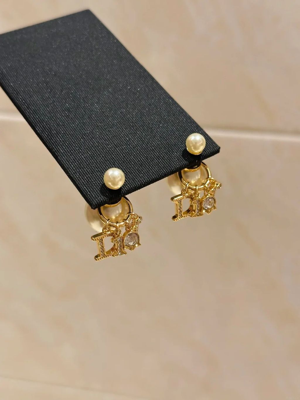 Dior镶钻字母耳钉好美呀✨戴上气质好多啦～_2_启嵩弘奢品_來自小紅書網頁版