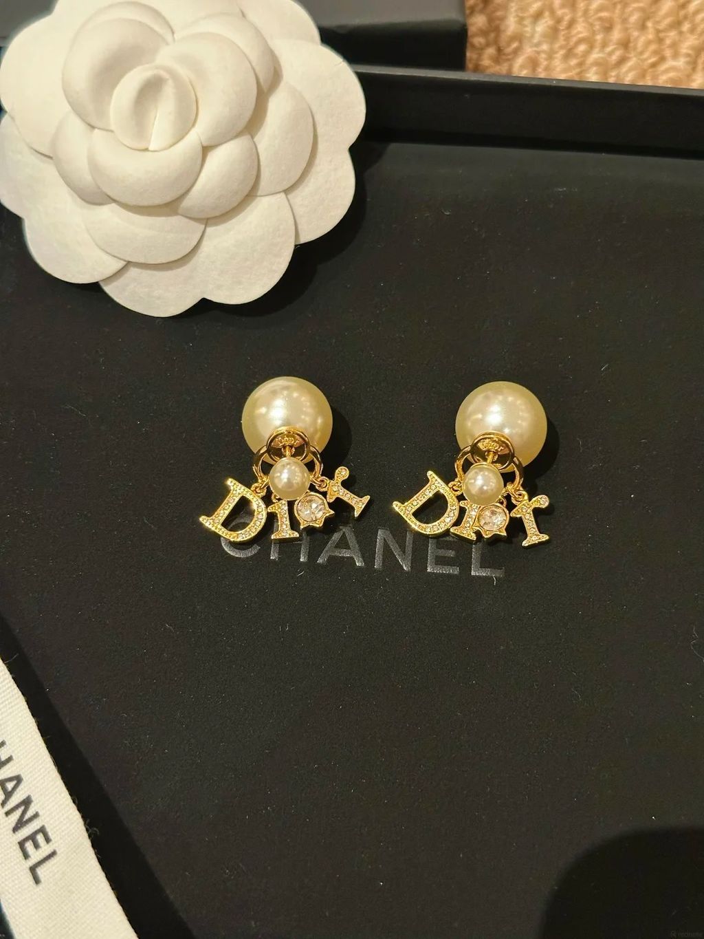 Dior镶钻字母耳钉好美呀✨戴上气质好多啦～_4_启嵩弘奢品_來自小紅書網頁版