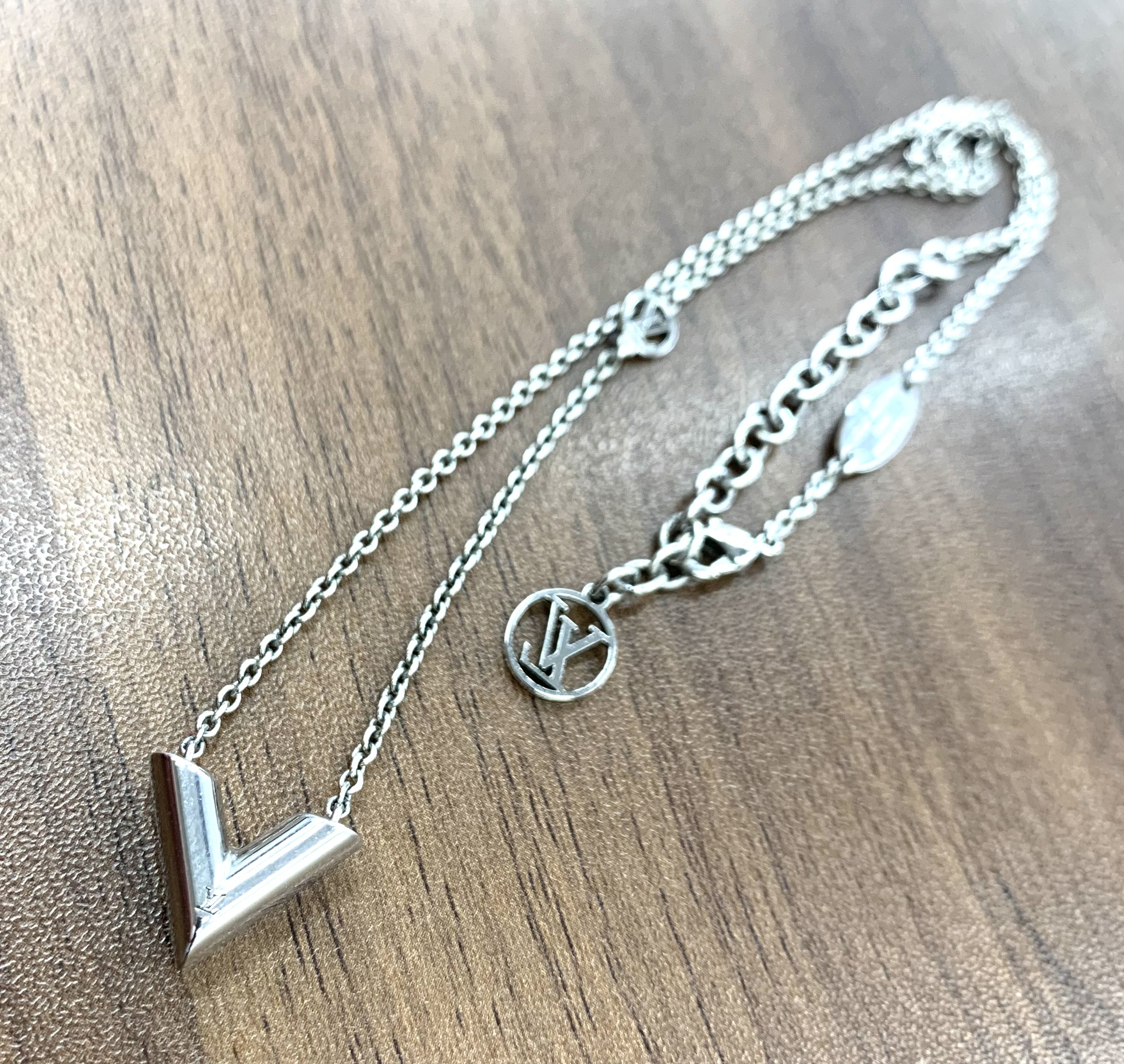 LOUIS VUITTON Metal Essential V Supple Necklace Silver | FASHIONPHILE