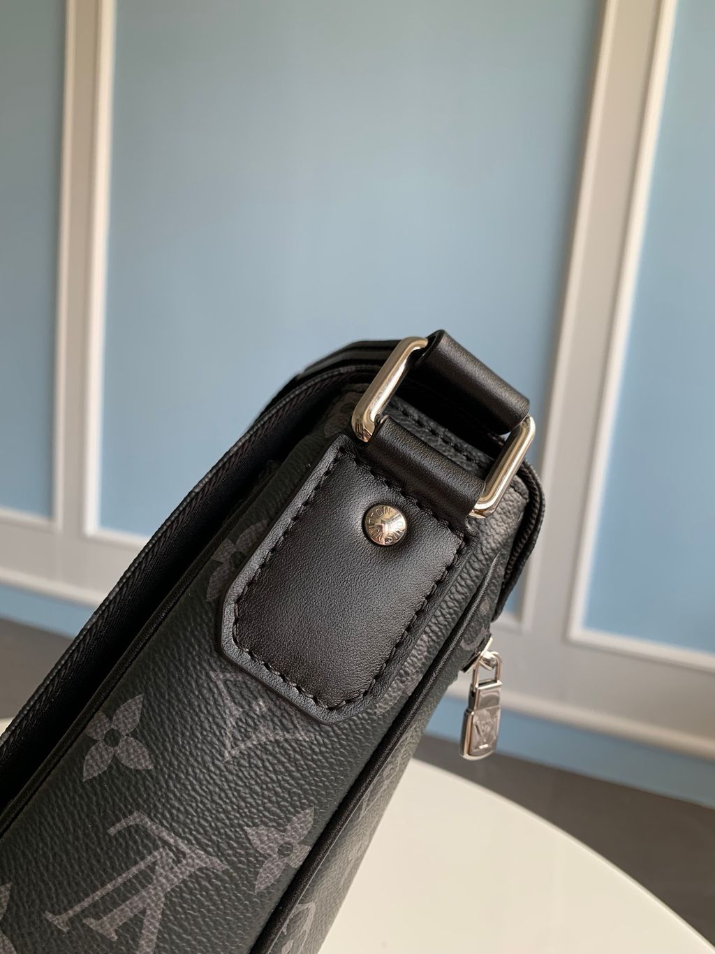 ♢預購♢ LOUIS VUITTON District PM M46255 郵差包– 老佛爺時尚精品