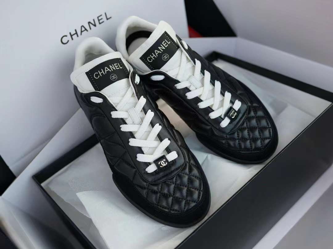 Leather trainers Chanel Black size 39.5 EU in Leather - 34287582