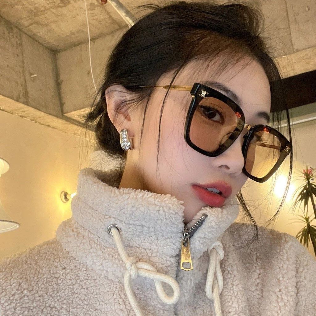 celine__cl4s398________1682349493_c4c78e31_progressive