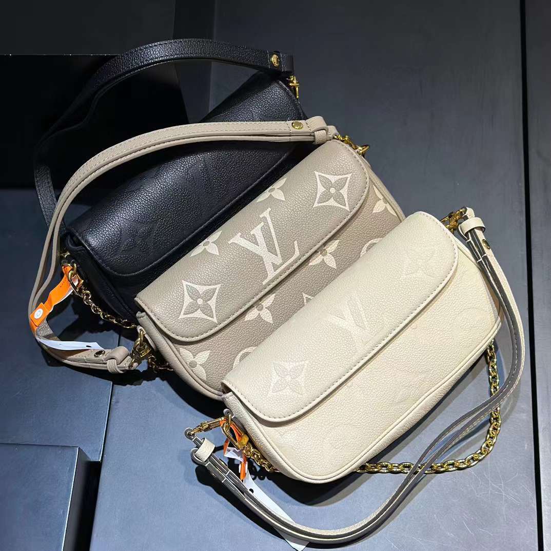 Louis Vuitton M82210 Wallet on Chain