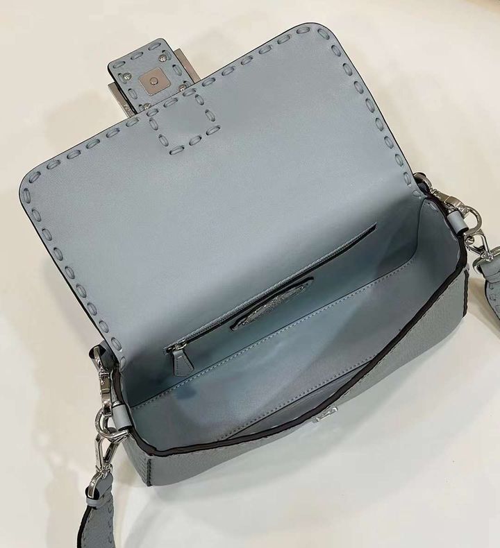 FENDI BAGUETTE 縫線設計法棍包 寶寶藍色2