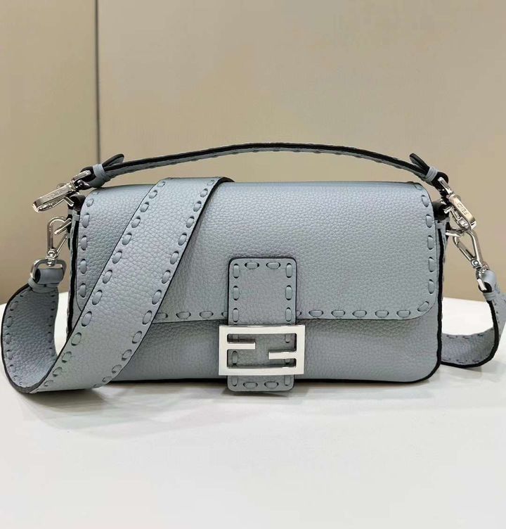 FENDI BAGUETTE 縫線設計法棍包 寶寶藍色