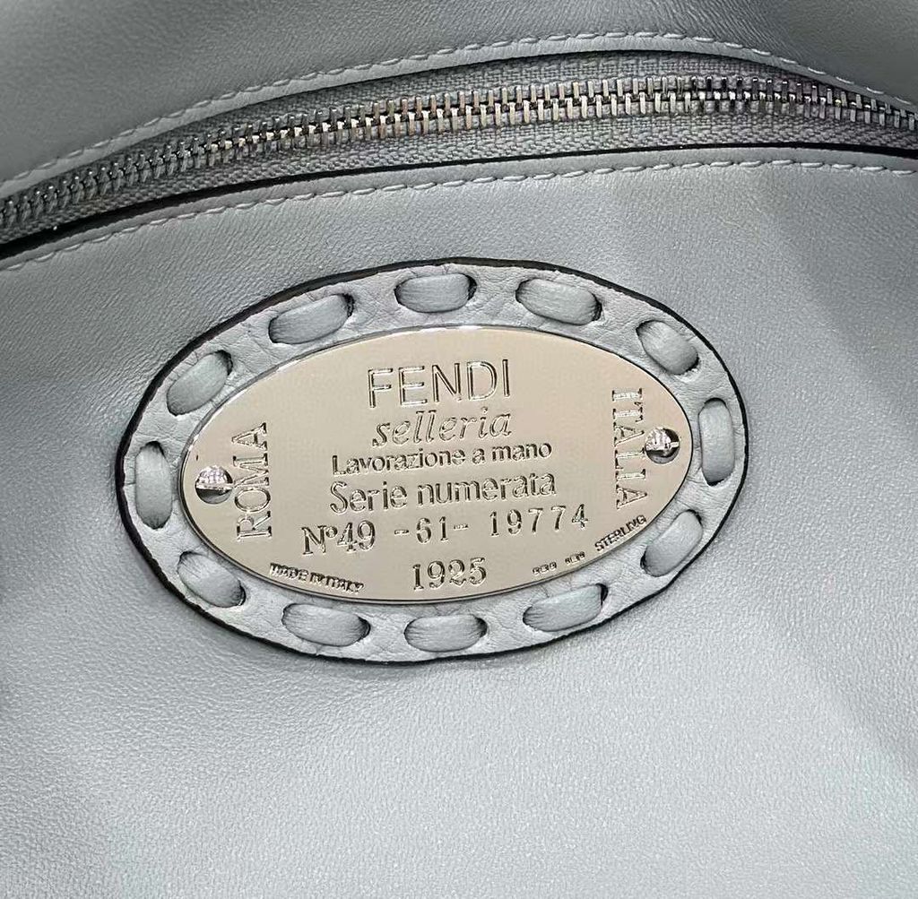 FENDI BAGUETTE 縫線設計法棍包 寶寶藍色4