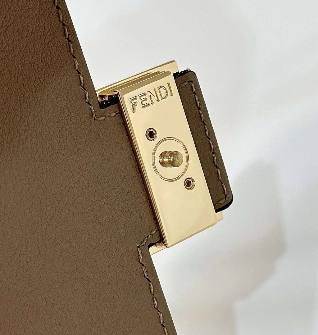 FENDI BAGUETTE WALLET ON CHAIN 手袋 2