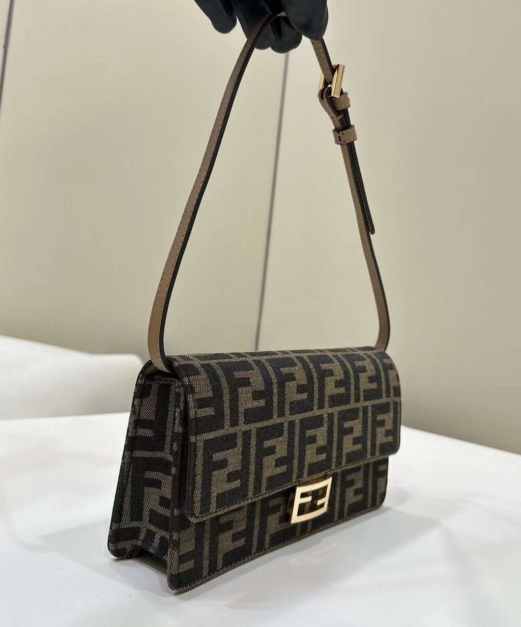 FENDI BAGUETTE WALLET ON CHAIN 手袋 1