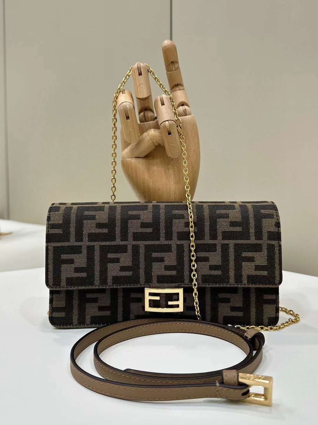 FENDI BAGUETTE WALLET ON CHAIN 手袋 