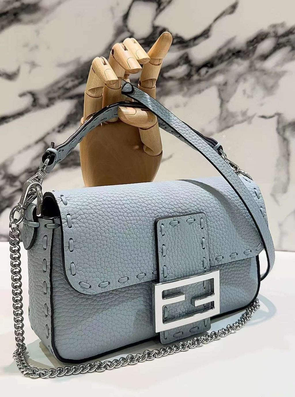 FENDI MINI BAGUETTE 縫線設計法棍包 寶寶藍色4