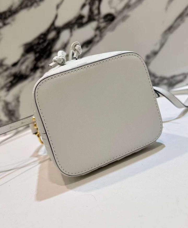 FENDI MON TRESOR 白色皮革迷你水桶包1