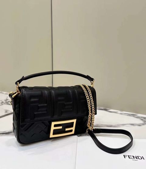 FENDI BAGUETTE MINI 黑色綿羊皮手提鏈帶法棍包6