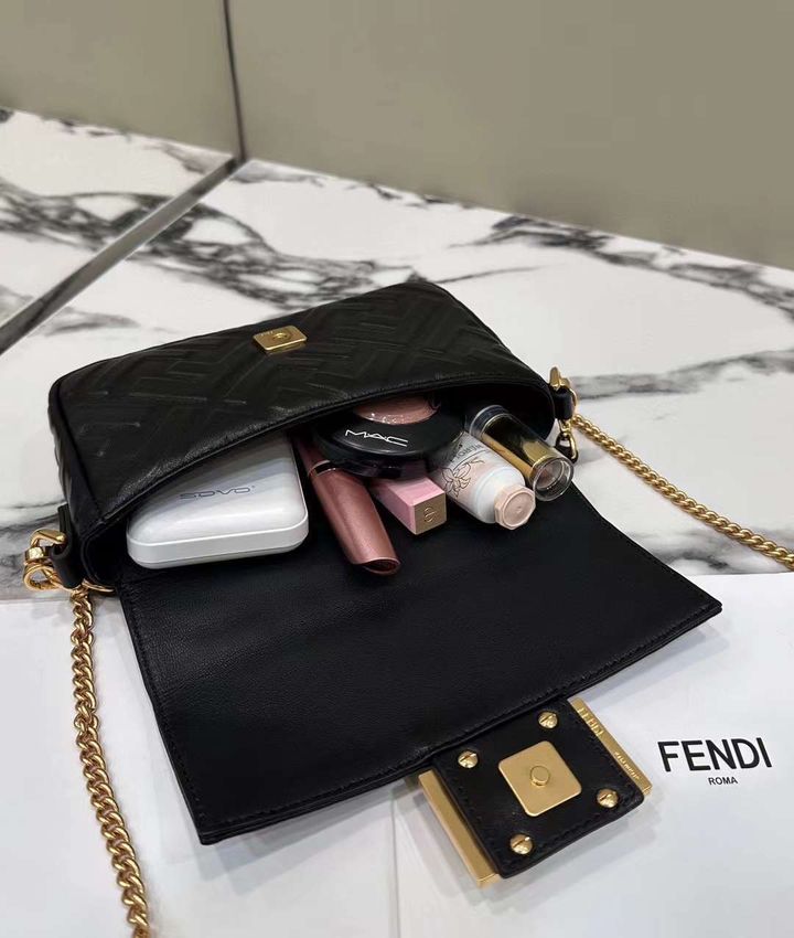 FENDI BAGUETTE MINI 黑色綿羊皮手提鏈帶法棍包8