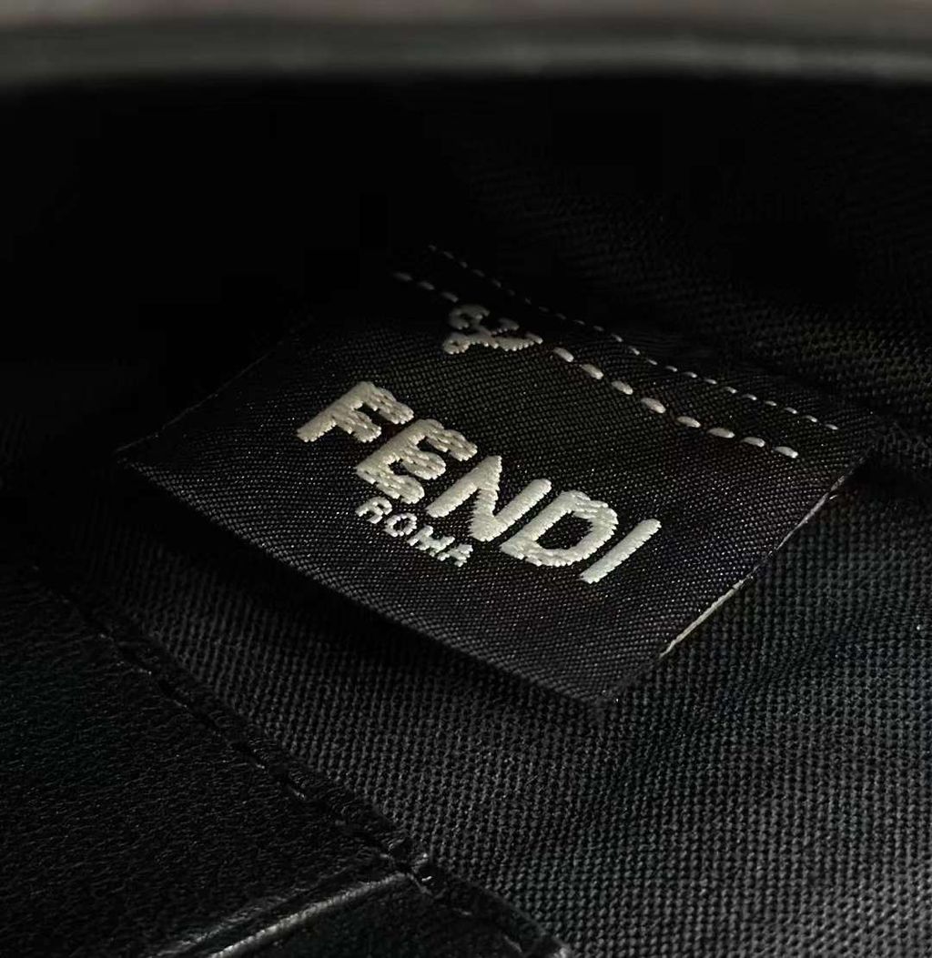 FENDI BAGUETTE MINI 黑色綿羊皮手提鏈帶法棍包3