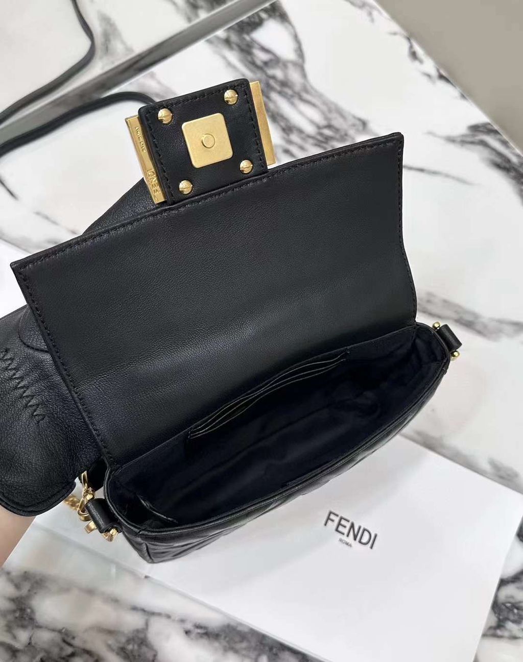 FENDI BAGUETTE MINI 黑色綿羊皮手提鏈帶法棍包7