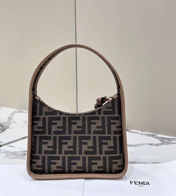 FENDI MINI FENDESSENCE 腋下包 老花款1