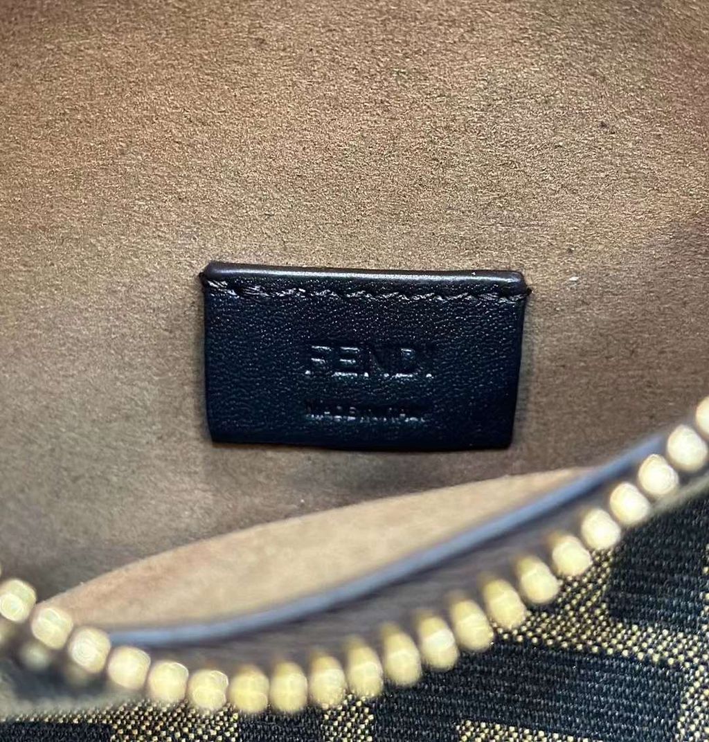 FENDI MINI FENDESSENCE 腋下包 老花款5