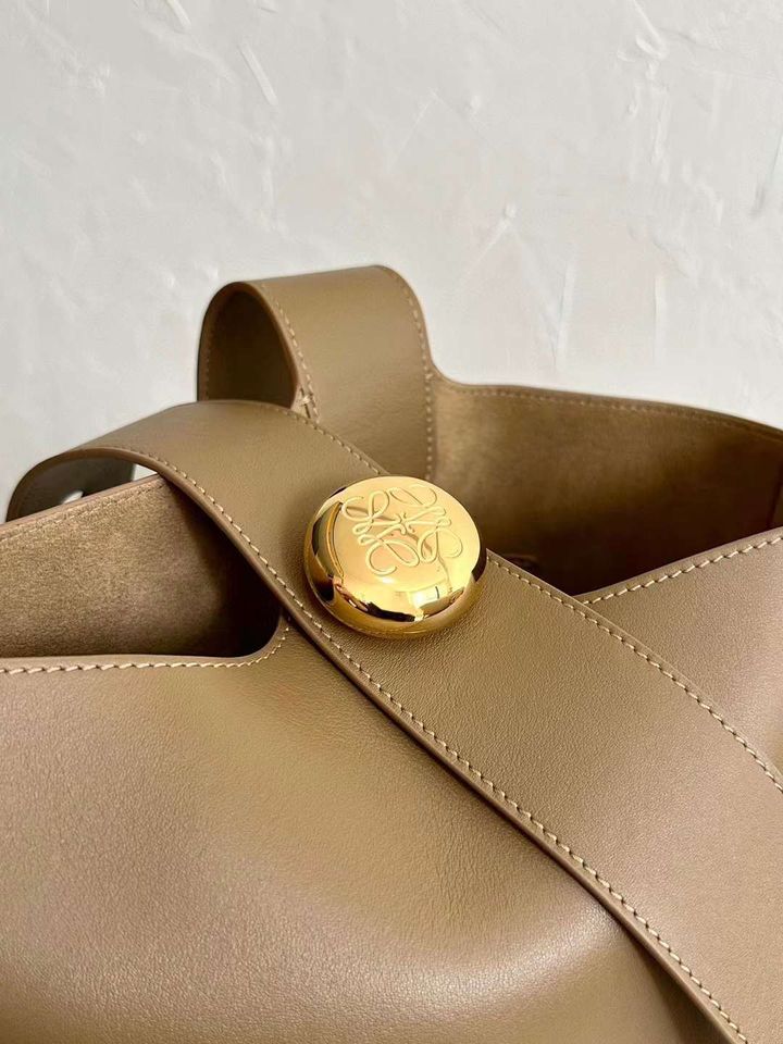 LOEWE PEBBLE 水桶包 中號 平紋棕7