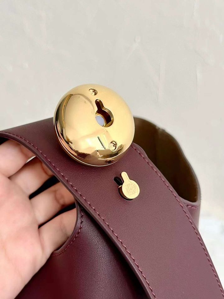 LOEWE PEBBLE 水桶包 中號 酒紅色1