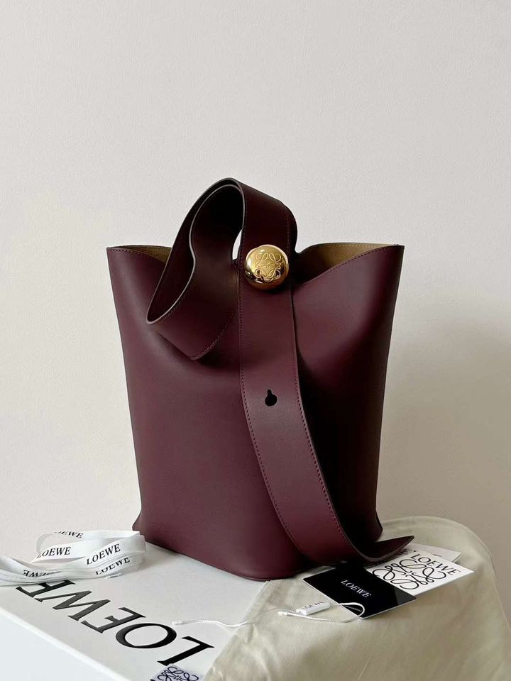 LOEWE PEBBLE 水桶包 中號 酒紅色