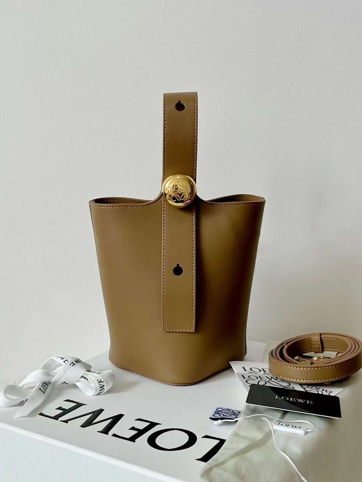 LOEWE MINI PEBBLE 水桶包