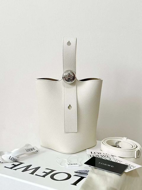 LOEWE MINI PEBBLE 水桶包8