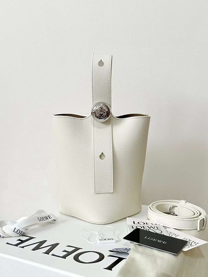 LOEWE MINI PEBBLE 水桶包8