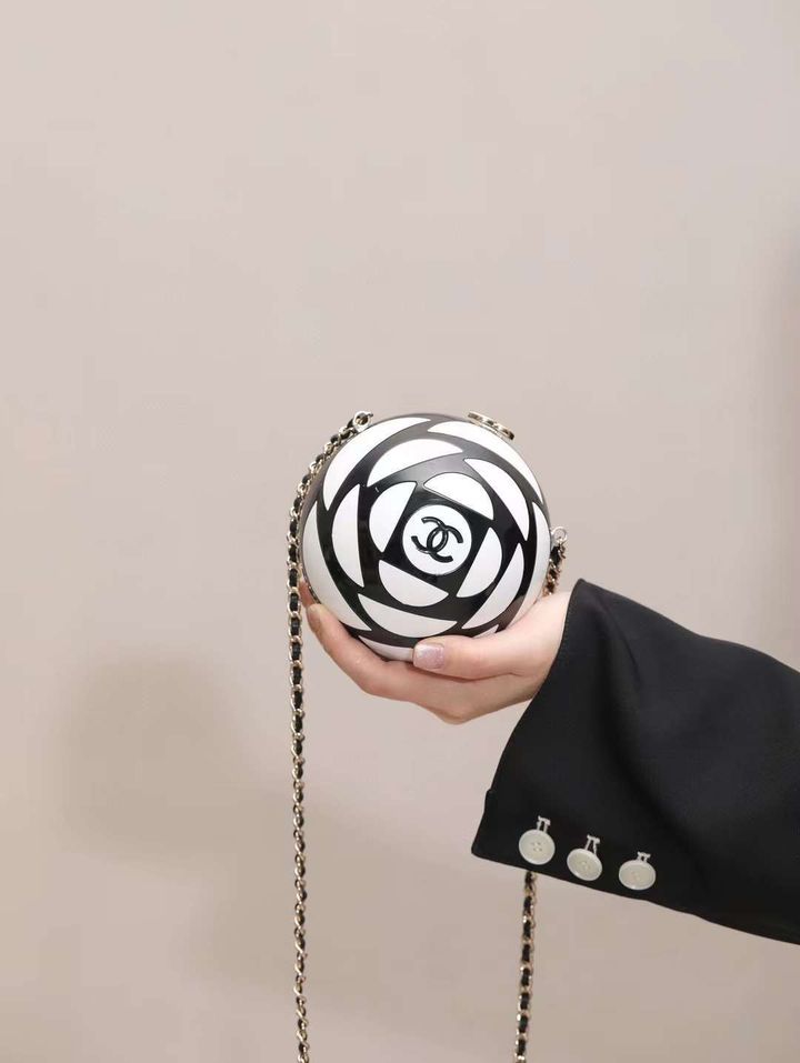 CHANEL 24S 壓克力山茶花精靈球鏈條包1
