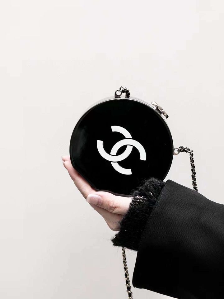 CHANEL 24S 走秀款 壓克力圓餅鏈條包2