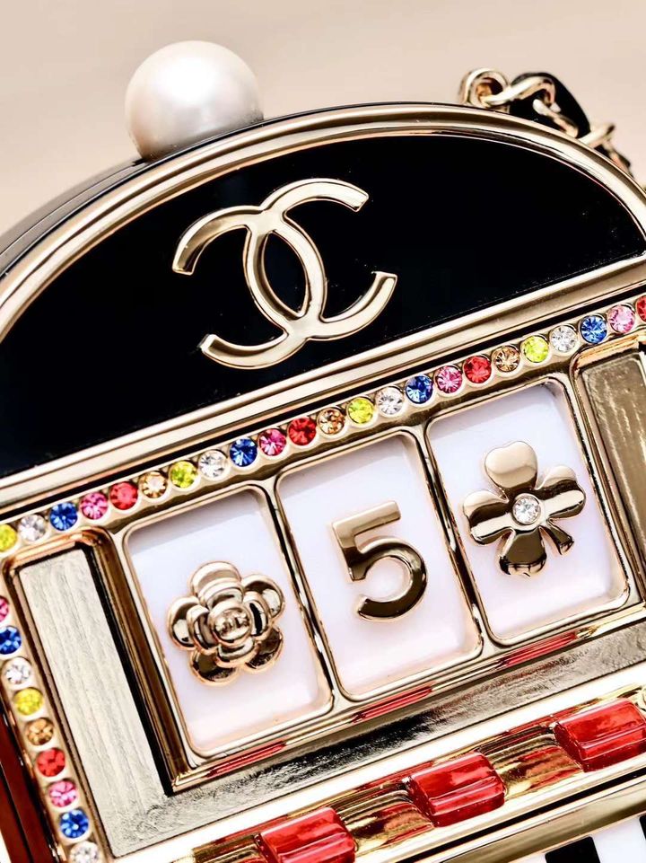 CHANEL 走秀款 拉霸機老虎機鏈條包 6