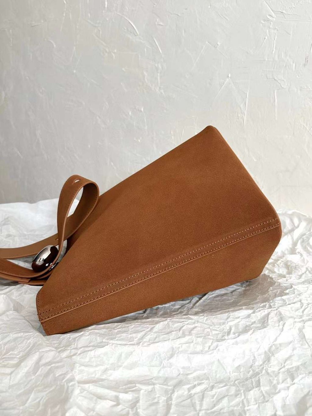 LOEWE PEBBLE 水桶包 中號 麂皮棕1