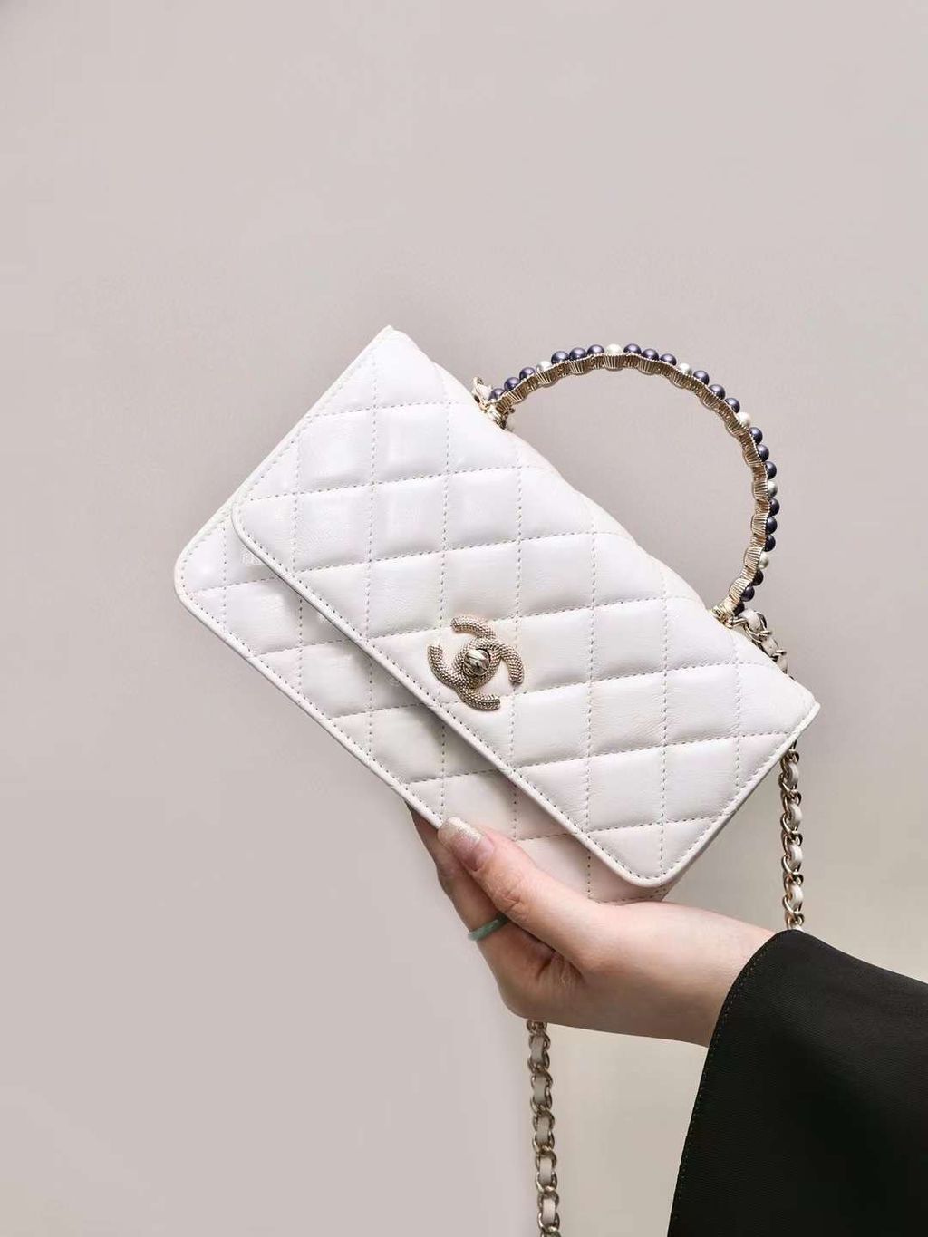 CHANEL 24P 金屬珍珠手腕橫版 KELLY WOC 白色