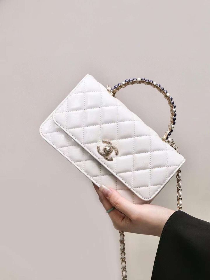 CHANEL 24P 金屬珍珠手腕橫版 KELLY WOC 白色